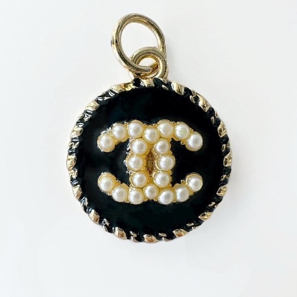 VINTAGE AUTHENTIC CHANEL FAUX PEARL CC BLACK AND GOLD TONE ZIPPER PULL PENDANT - Picture 1 of 7